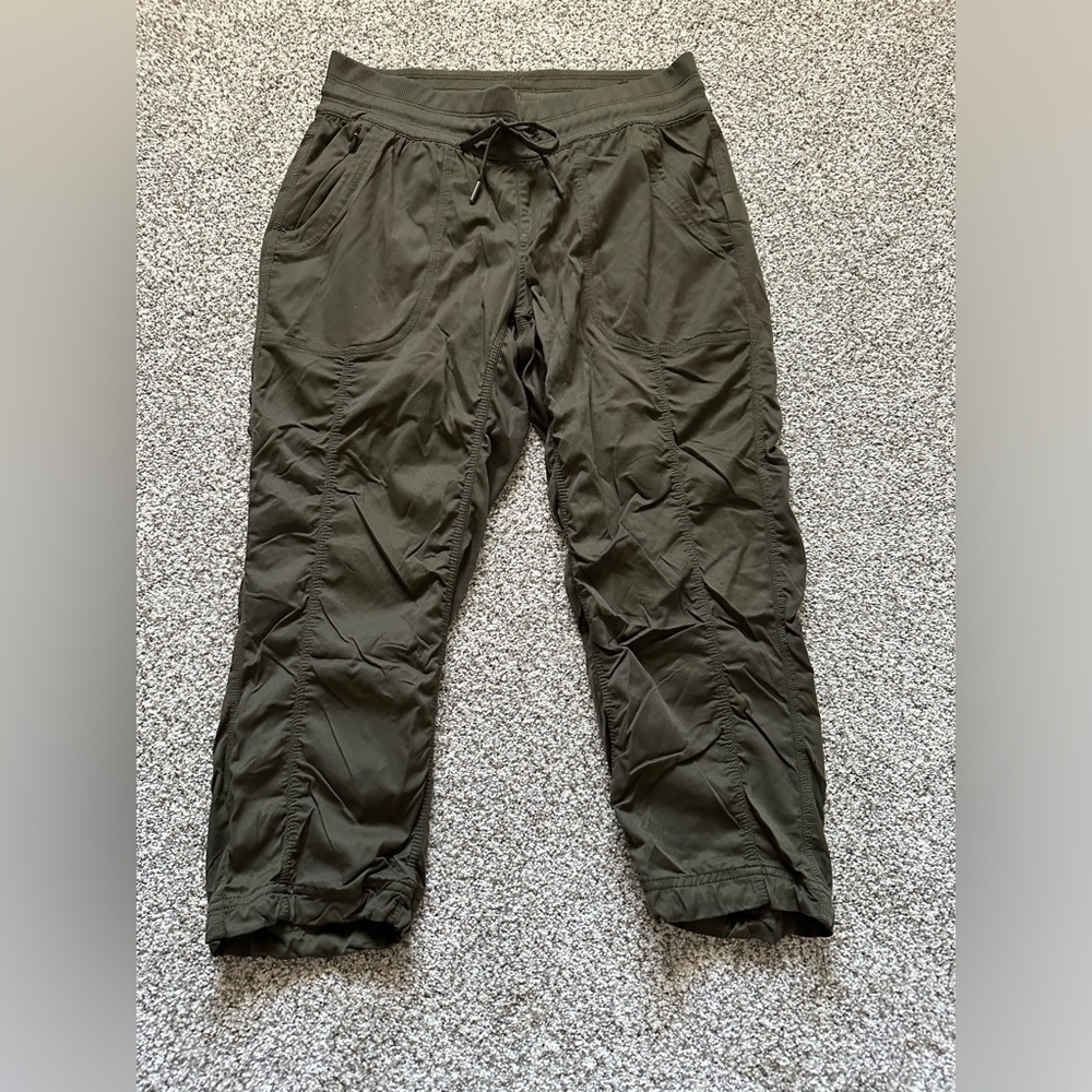 The North Face Women’s Lightweight Hiking Capri/Shorts Size Medium